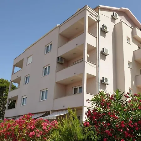 Apartman Sara *